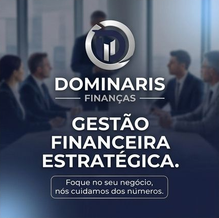 Mãos analisando gráficos financeiros em notebook